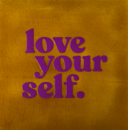 Tegeltje Love yourself oker/paars - YETT