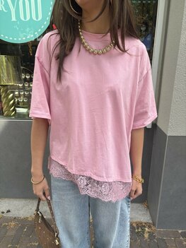 Asymmetrisch t-shirt met kant aan de onderkant roze