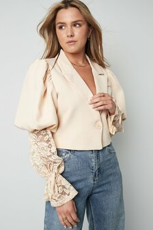 Korte blazer met pofmouw en kant