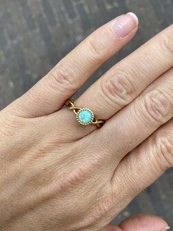 Steentje twisted Bali sun stone Light Green Opal 7 mm goud TMF6 - Melano