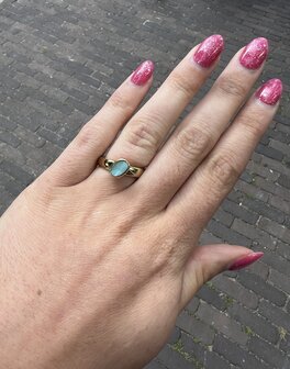 Steentje twisted Cloudy Oval stone turquoise 9 mm goud TMF3 - Melano