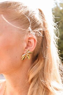 Oorbel per stuk LK404 half flower goud - Label Kiki