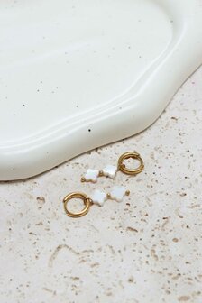 Oorbel per stuk LK431 white clover hoop goud - Label Kiki
