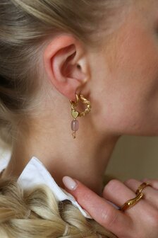 Oorbel per stuk LK433 twisted love hoop goud - Label Kiki