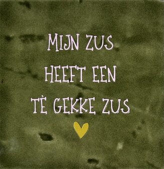 Tegeltje Mijn zus heeft een t&eacute; gekke zus! olijf/roze  - YETT