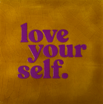 Tegeltje Love yourself oker/paars - YETT