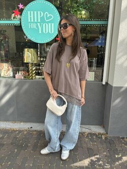Asymmetrisch t-shirt met kant aan de onderkant bruin