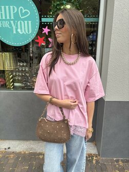Asymmetrisch t-shirt met kant aan de onderkant roze