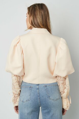 Korte blazer met pofmouw en kant