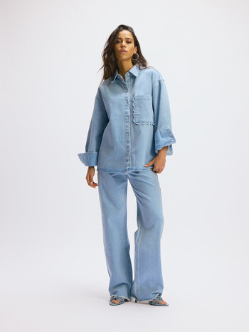 Denim Broek met detail op de kontzak Hannah blauw - Refined Department