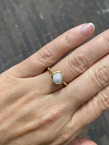 Steentje twisted  Gemstone Cloud White Jade 9 mm goud TMC4 - Melano