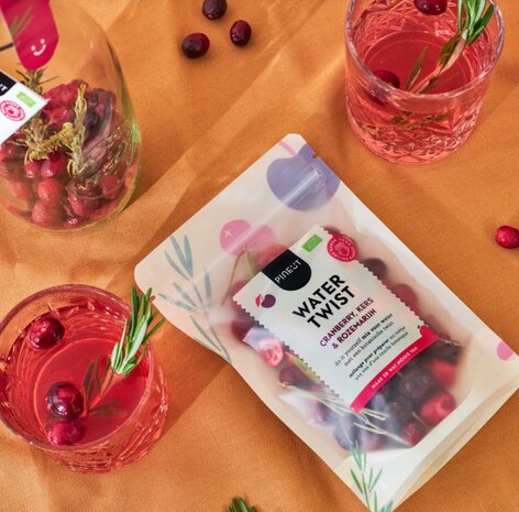 Pouch tafelwater cranberry & kers - Pineut
