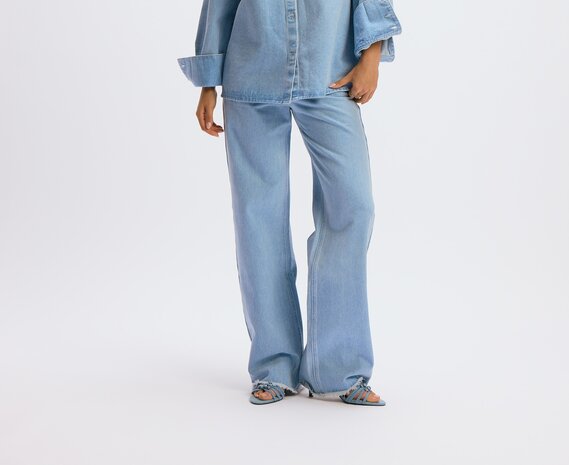 Denim Broek met detail op de kontzak Hannah blauw - Refined Department