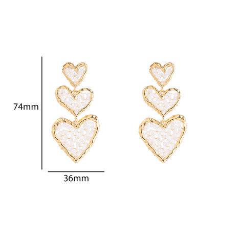 Oorbellen E60080-1 drie hartjes met witte kralen goud - Day&Eve