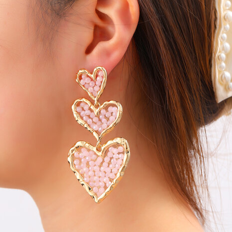 Oorbellen E60080-2 drie hartjes met poeder roze kralen goud - Day&Eve