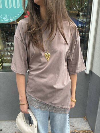 Asymmetrisch t-shirt met kant aan de onderkant bruin