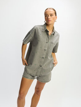 Blouse Didi oversized denim blouse met groene metallic studs  - Refined Department